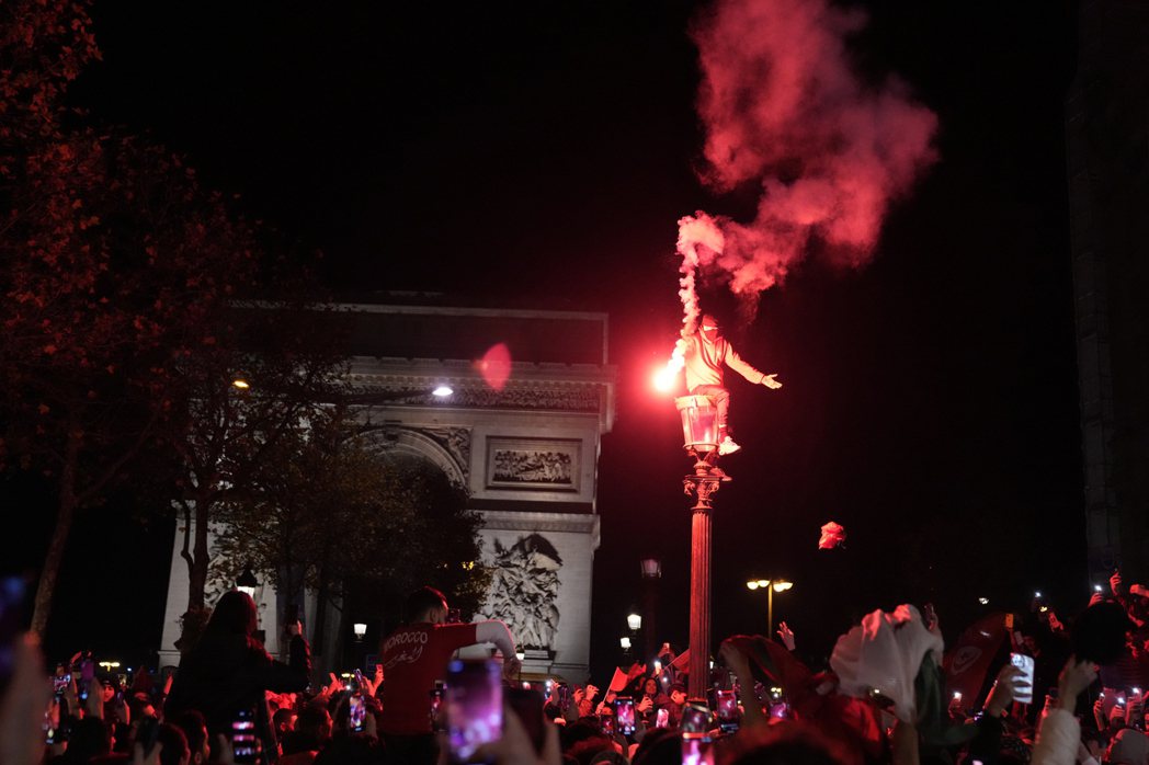 在巴黎香榭麗舍大道上慶祝摩洛哥踢贏葡萄牙的法國摩洛哥移民。 圖／美聯社