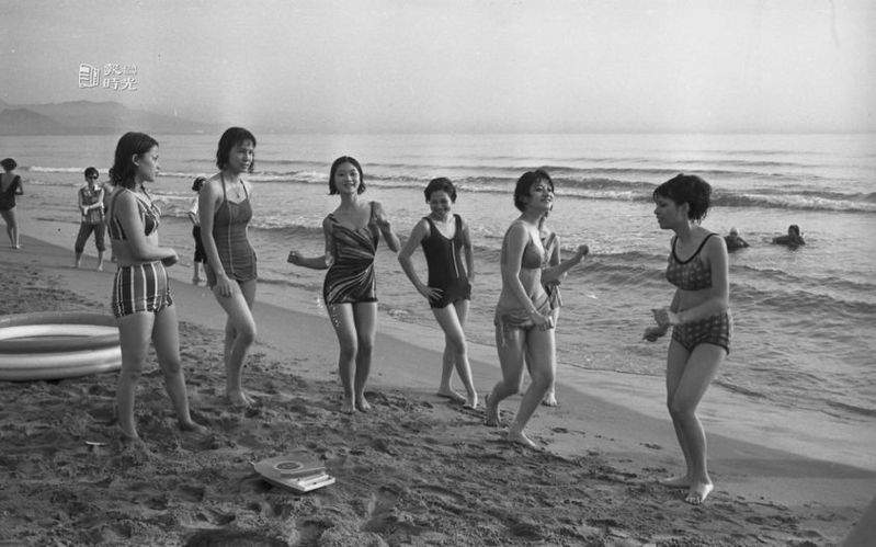 一群「阿哥哥」泳裝少女在福隆海濱跳舞。圖／聯合報系資料照（1966/07/11　本報記者攝影）