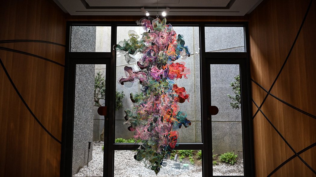 藝術家洪郁雯作品〈無盡藏〉——春。 圖／阿里山英迪格酒店提供