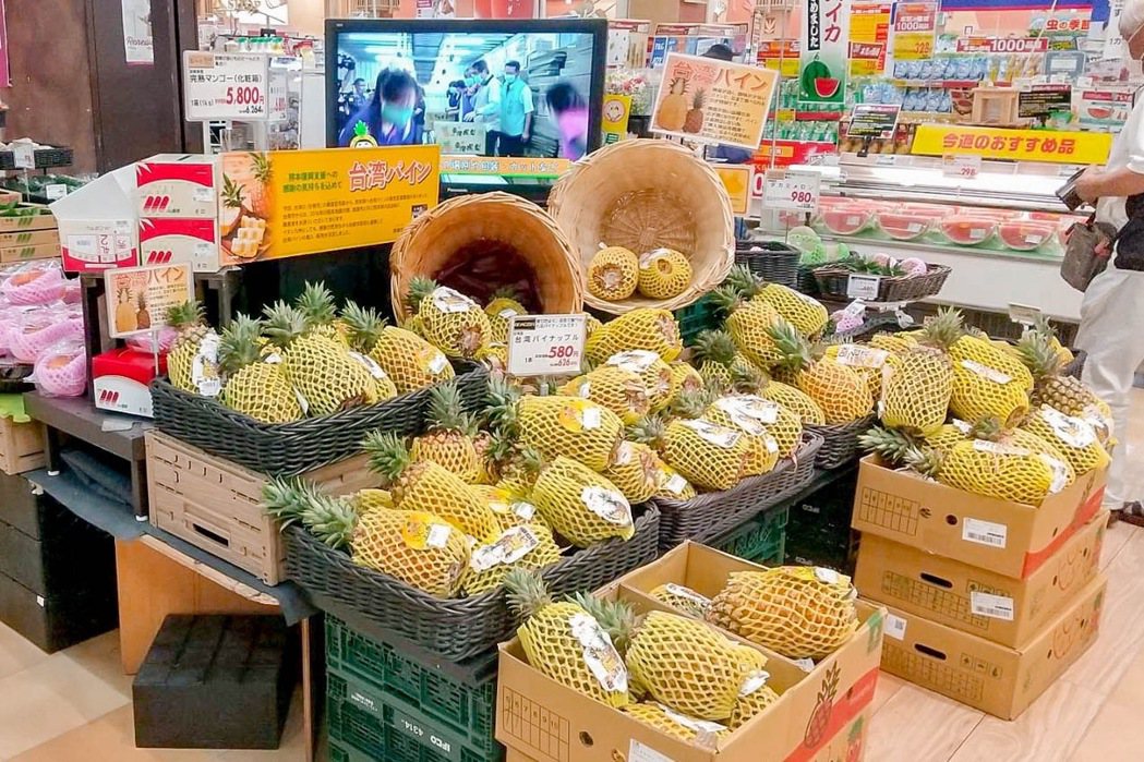 九州永旺AEON上架台灣鳳梨，並且將鳳梨放置在AEON超市上最好的位置，印證雙方...