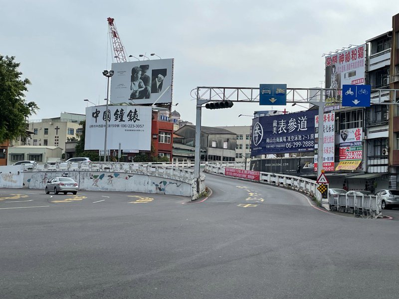 台南市東門陸橋12月27日封閉施工8個月後恢復通行。圖／交通局提供