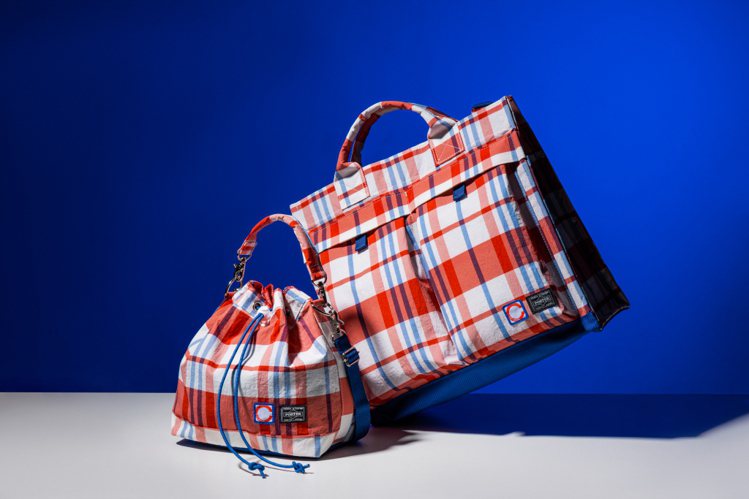 潮牌CLOT睽違多年後，再度與日本袋包品牌聯名，針對耶誕季節推出限定系列，致敬香港本土精神和文化代表「紅白藍尼龍帆布袋」。圖／CLOT提供