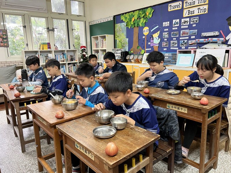 宜蘭縣101所學校的營養午餐昨日起陸續供應石斑魚給孩子吃。記者林佳彣／攝影
