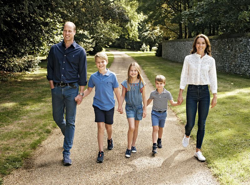 英国肯辛顿宫13日公布威廉王子全家福，这将是今年耶诞贺卡的主照。罕见的是，威廉全家都穿丹宁布料的裤子。美联社(photo:UDN)