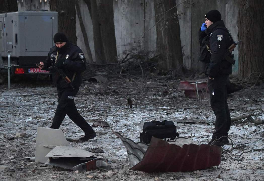 烏克蘭首都基輔14日再遭俄軍無人機攻擊，救援人員與警方專家在俄軍攻擊後檢查無人機...
