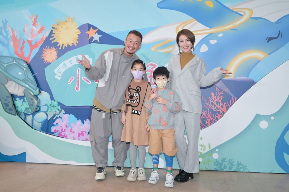 阿Ben（左）和徐小可（右）帶孩子參觀「安徒生童話–小美人魚特展」。圖／寬宏藝術提供