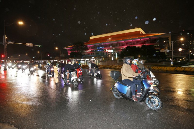 台北市忠孝西路開放機車夜間通行。  聯合報資料照片 記者林澔一/攝影