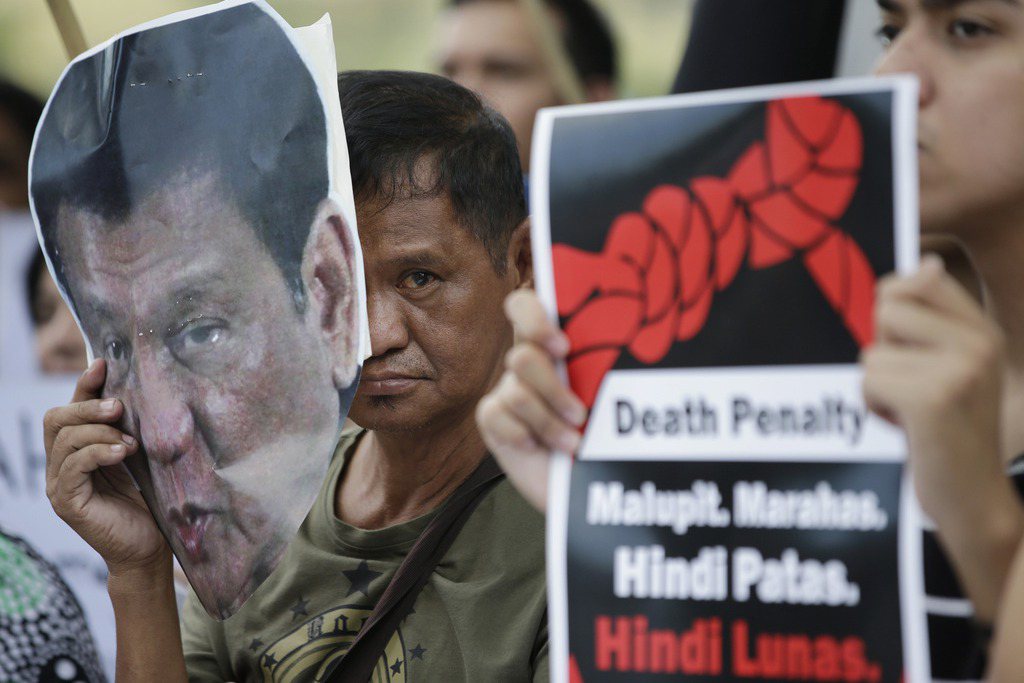 儘管菲律賓法律上已經確立了死刑的廢除，杜特蒂總統卻仍以法外處決的方式做出對生命權極致的剝奪與輕賤，甚至在其2016年的就任年與2020年都提出過希望恢復死刑的法案。 圖／美聯社