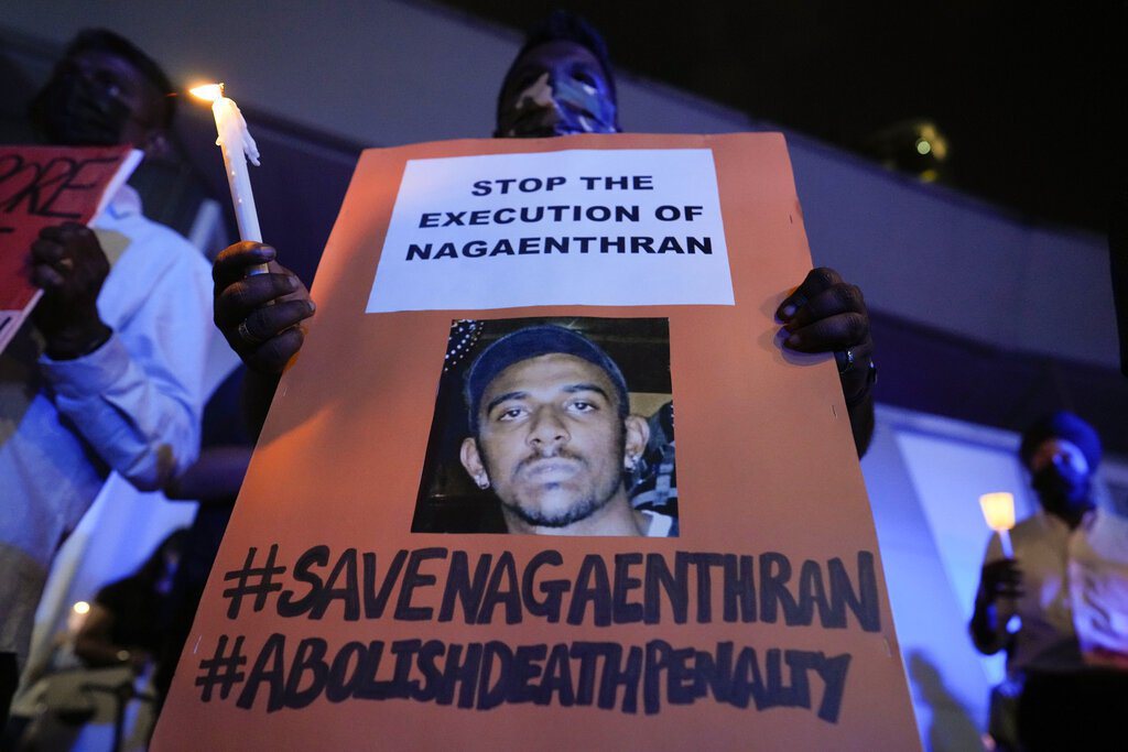 Nagaenthran是一名馬來西亞人，因2009年的毒品案件被判死刑。在今年執行呼聲高漲前，有許多政治人物、民間團體、國際連署，皆希望新加坡政府能槍下留人，最後救援Nagaenthran的運動仍然宣告失敗。 圖／美聯社