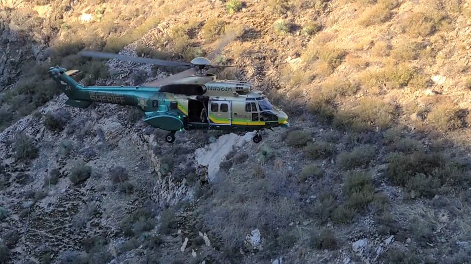 救難隊透過iPhone 14「衛星SOS緊急服務」及中繼中心的通報，順利救起受困在峽谷中的男女。（翻攝自MontroseSAR推特）