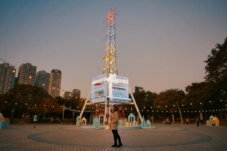 三民一號公園「光之塔」換新裝，號稱全台最大的禮物盒燈飾。 圖／高市觀光局提供