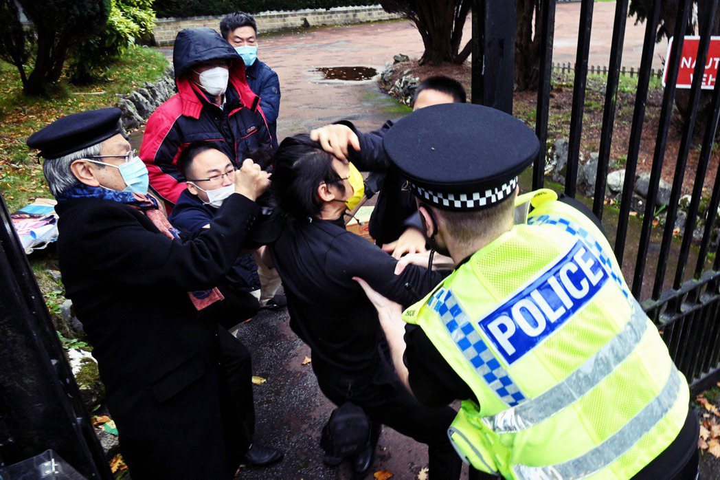 中國駐英國曼徹斯特領事館中國二十大舉行當天，發生一起抗議者被領事館人員毆打的事件...