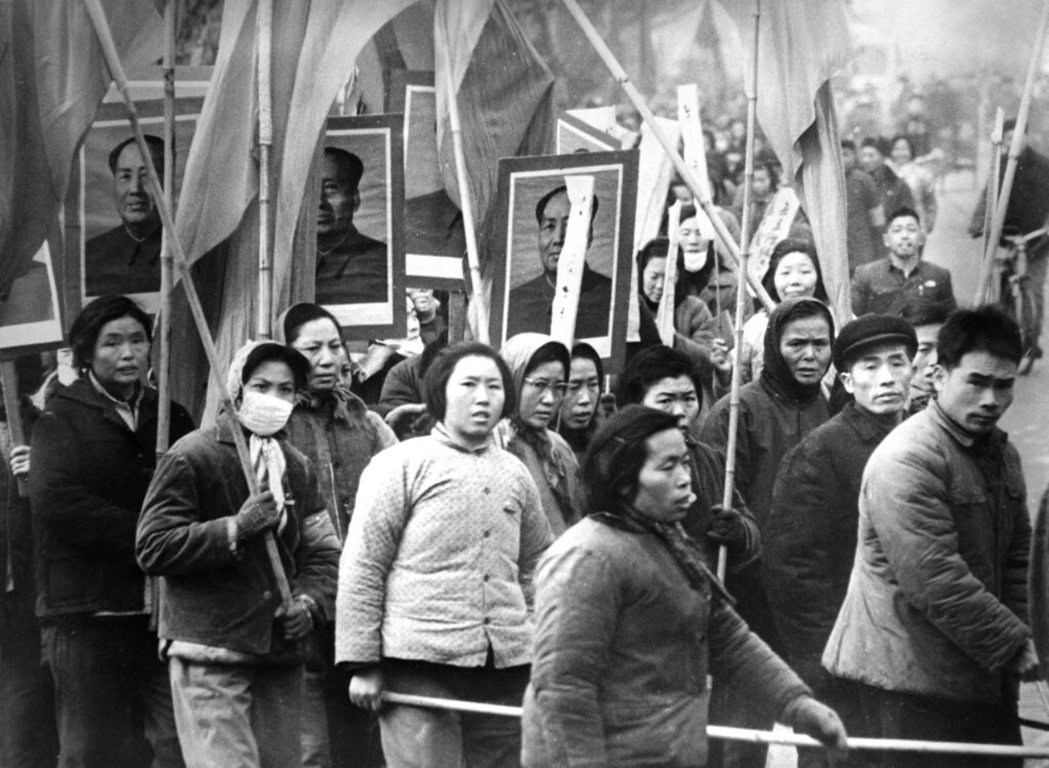 1967 年，在上海手持毛澤東畫像的女工們。 圖／美聯社 