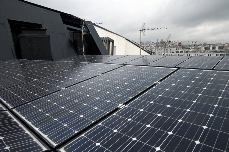 日本東京都議會今天修正通過相關條例，將新建的獨棟住宅納入強制安裝太陽能光電板（簡稱太陽能板）的對象，預計2025年正式上路。示意圖／路透