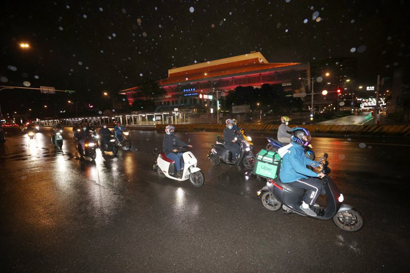 台北市忠孝西路開放機車夜間通行，晚上11點一到，數十台機車通過台北車站前，搶先體驗通車帶來的便利。記者林澔一/攝影