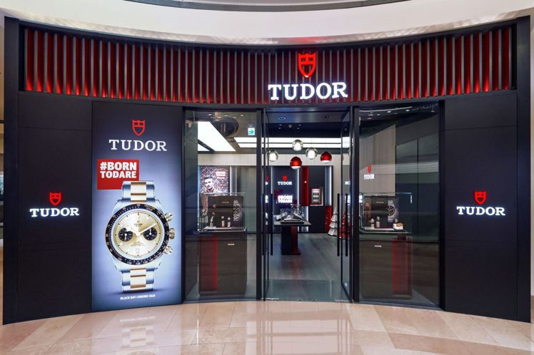 位於台北101的TUDOR概念店，醒目的紅色與盾牌標示，展現出TUDOR的經典視...