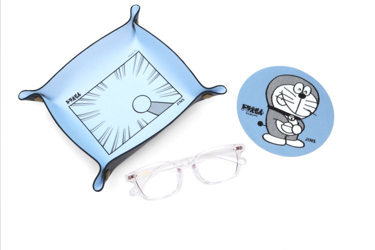 JINS哆啦A夢眼鏡悠閒日常系列，眼鏡盤與眼鏡布。圖／JINS提供