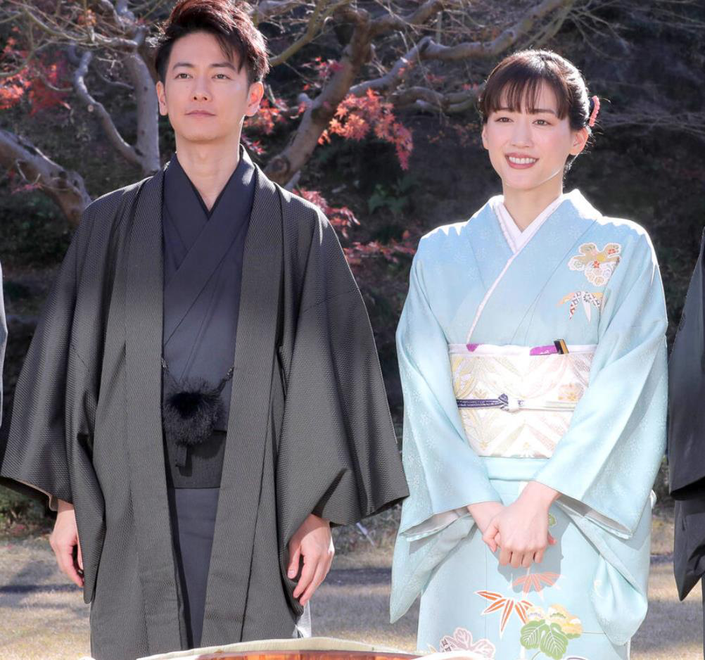 佐藤健（左）和綾瀨遙被日本媒體爆料已閃婚，不過消息未經事務所證實。圖／摘自推特