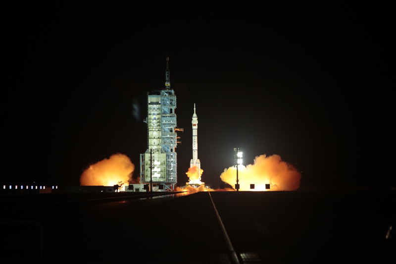 中國大陸戈壁沙漠的酒泉衛星發射中心11月29日發射搭載神州15號太空船的火箭，將三名大陸太空人送往天宮太空站。圖／取自紐約時報