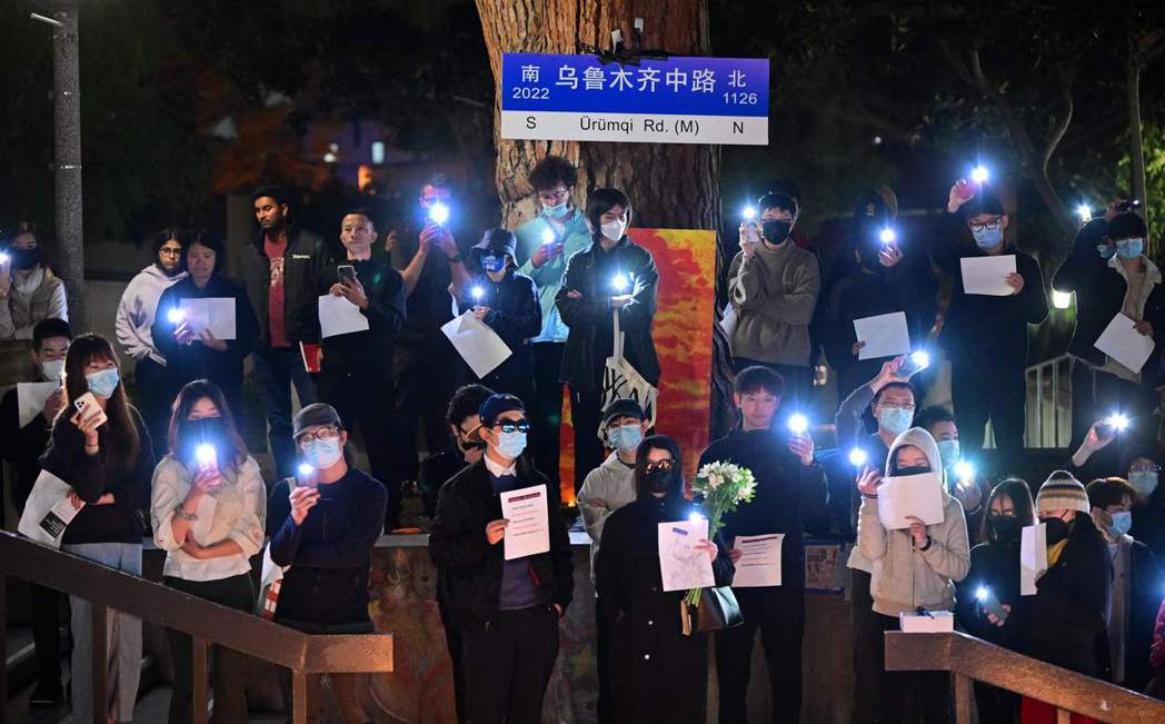 有許多人認為中國政府的人臉辨識技術就算戴口罩也還是能識別，所以集會現場也不乏在晚...