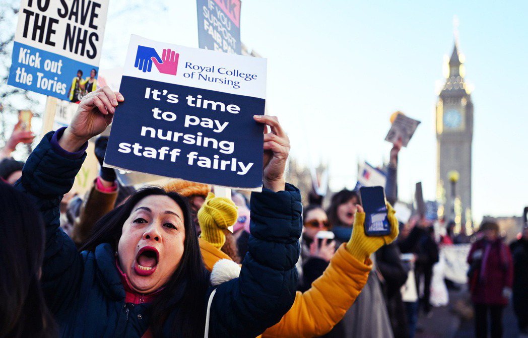 12月15日，參與罷工的英國護士。 圖／歐新社