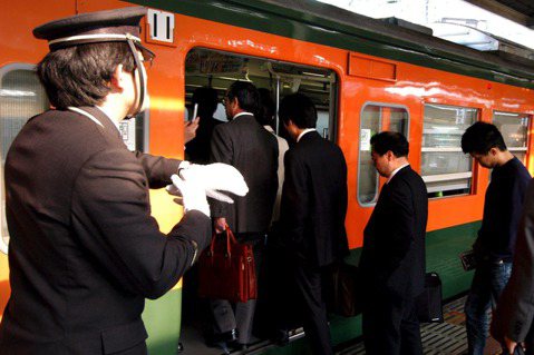 陳敬樺／《準點發車》的日本鐵路：從人配合技術走向技術配合人的時代