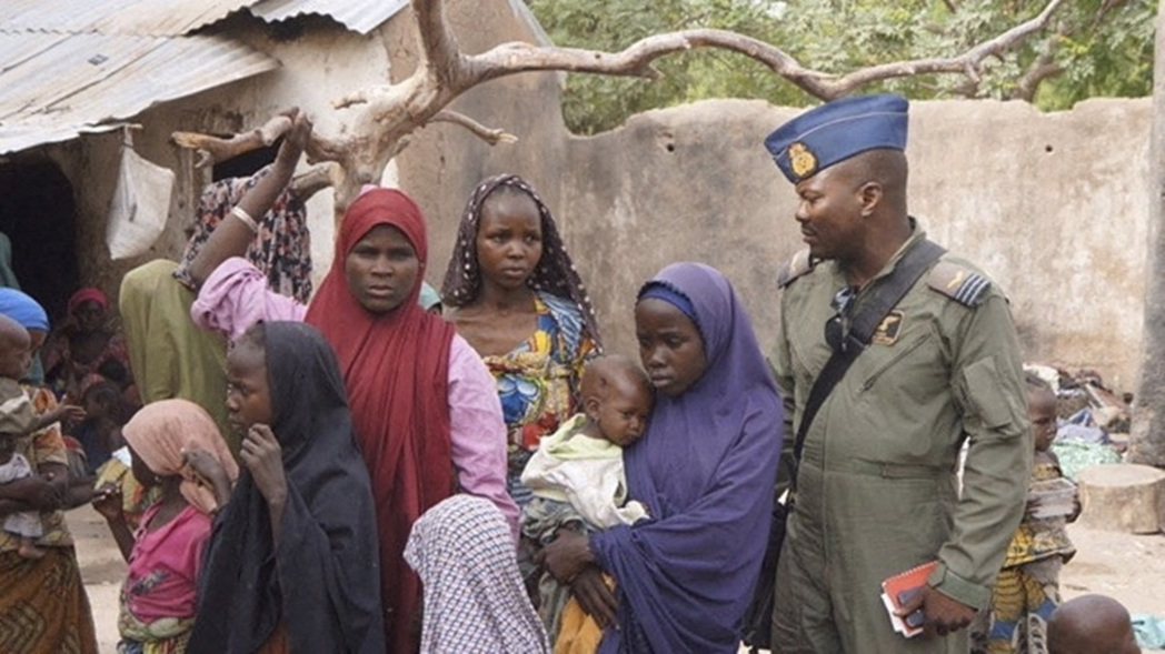 奈及利亞的軍人從博科聖地救出的婦女和兒童。 圖／路透社