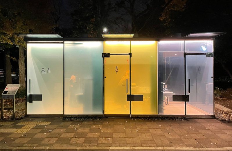 日本東京澀谷一處採用透明設計的公廁，近來發生故障導致民眾如廁被偷拍。圖擷自twitter