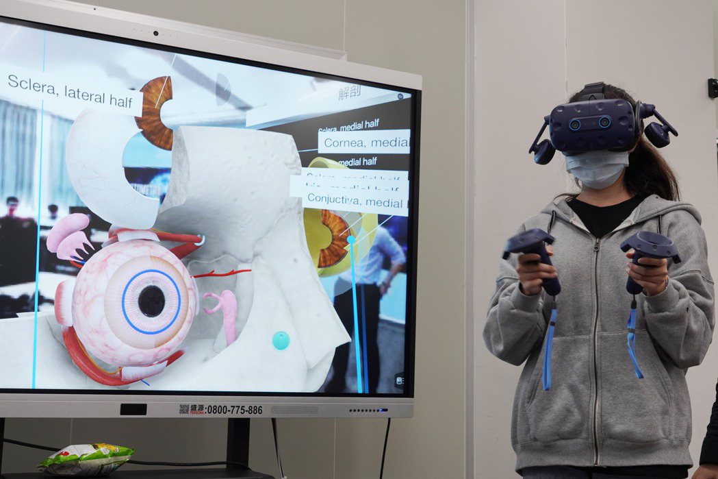大葉大學視光系透過VR觀察眼部構造。