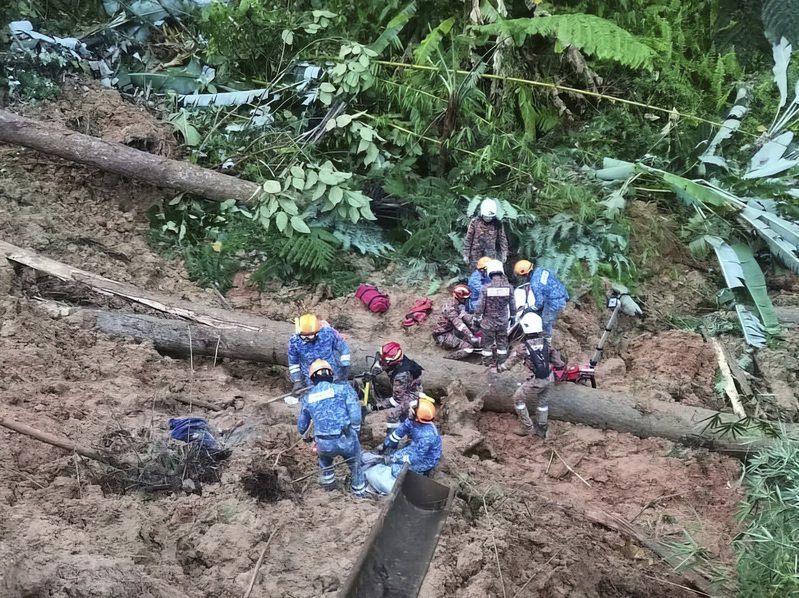 馬來西亞官員指出16日稍早該國一處露營區發生土石流，造成至少2人死亡、超過50人失蹤，搜救人員正在現場搜尋倖存者。美聯社
