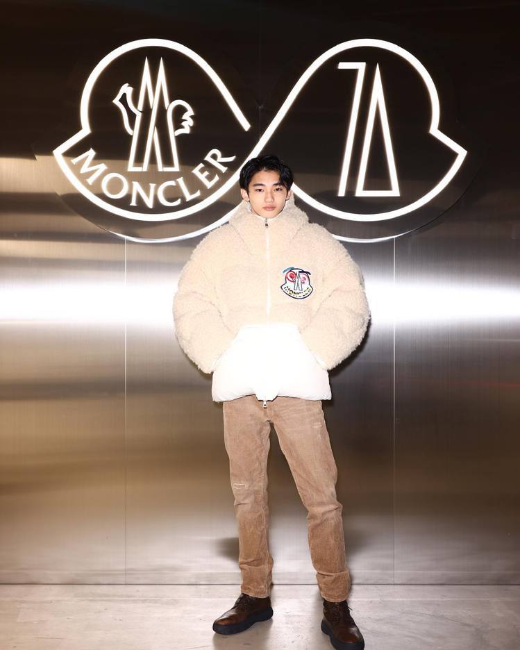 富永章胤出席Moncler 70周年日本派對活動，以雪白色的絨毛外套搭配淺咖啡色...