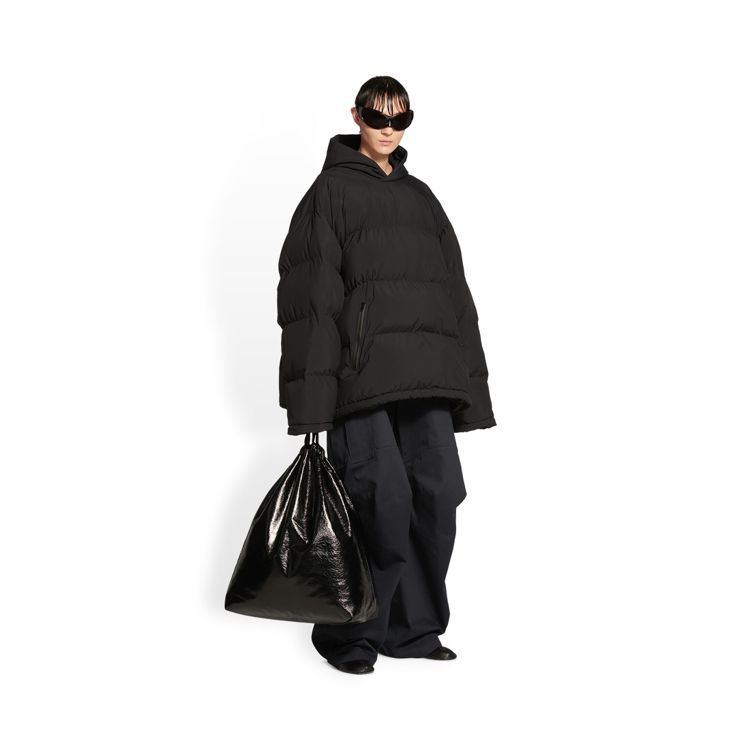 深色寬版Sporty B Pull-Over Puffer外套，價格店洽。圖／翻攝自Balenciaga官方網站