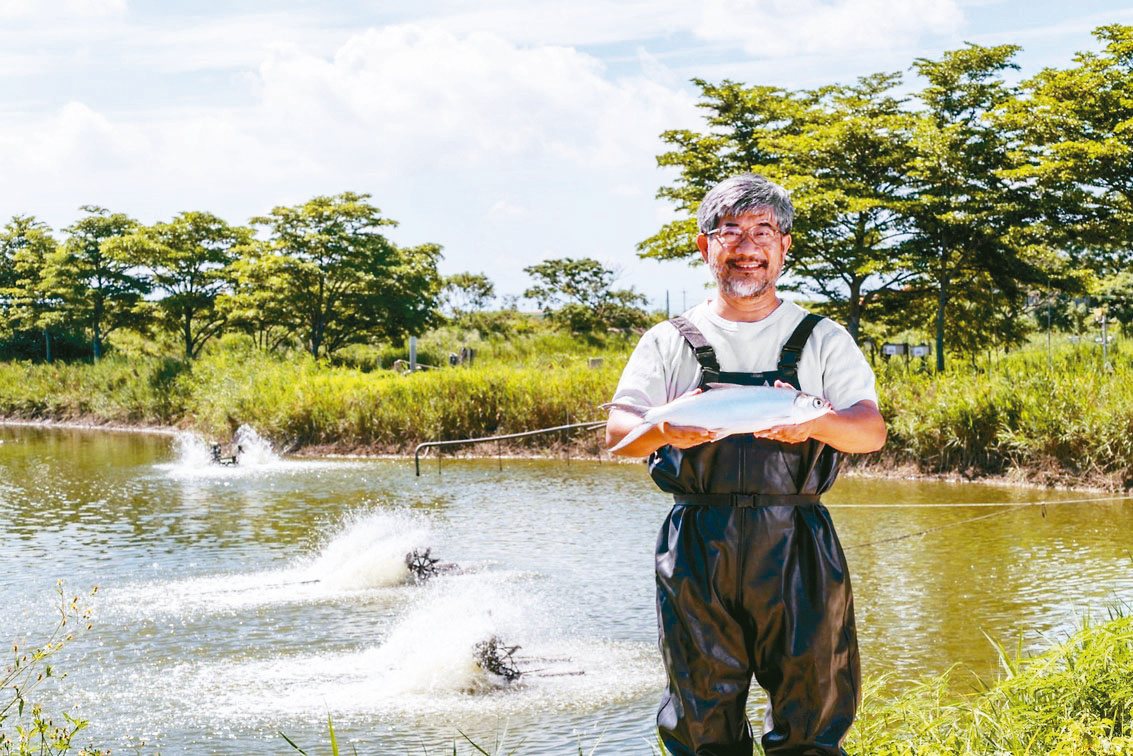 「布袋李宗盛」邱經堯自家漁場全面採取無毒養殖，並維持生物多樣性，水質穩定而安全。 業者／提供
