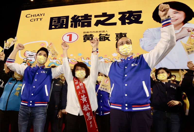 國民黨市長黃敏惠（中）今晚辦「團結之夜」，和新科台北市長蔣萬安（左）、黨主席朱立倫（右）一起大進場。記者許正宏／攝影