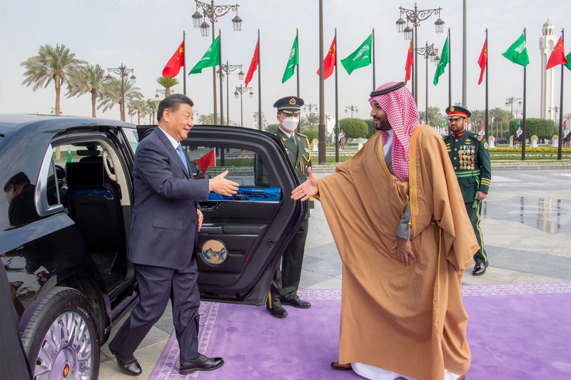 大陸國家主席習近平（左）訪問沙烏地阿拉伯受到王儲穆罕默德（右）高規格接待。美聯社