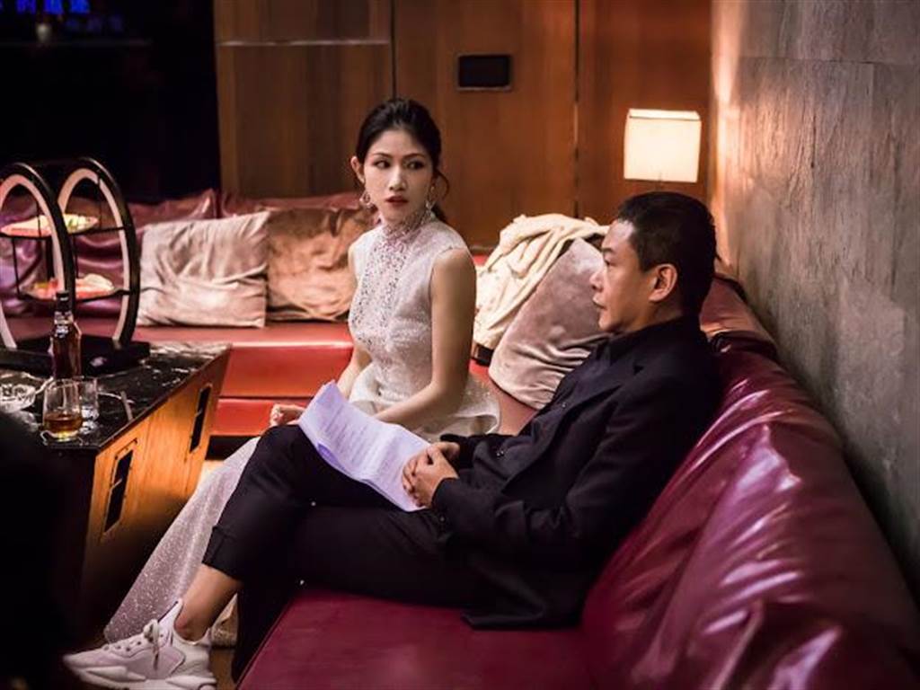 李千娜（左）在片中饰演酒店妹，遇上扮演刚出狱的兄弟李康生。图／禾力文创提供