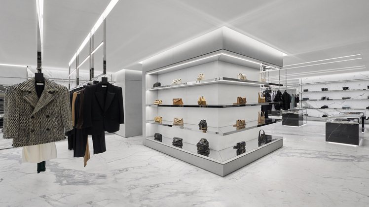 水平、對稱、明亮的空間內，Saint Laurent專賣店帶來了從時裝、包款、飾...