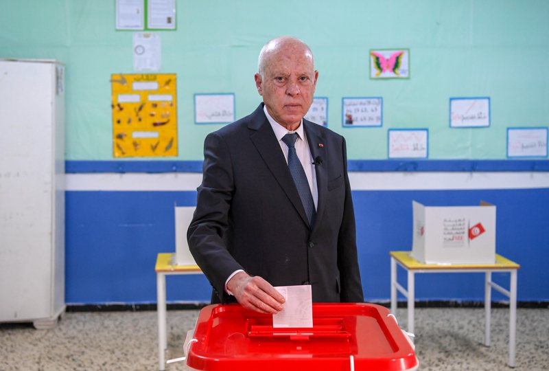 突尼西亚17日的国会大选投票率只有8.8%，创下世界现代史的新低纪录。图为突尼西亚总统萨伊德在投票所投票 。新华社(photo:UDN)