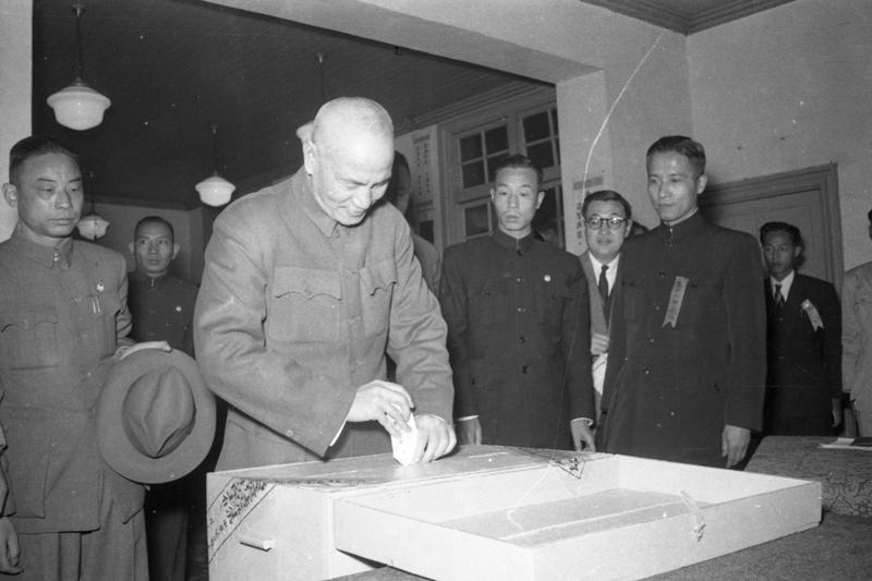 1954年12月19日，蔣中正總統以陽明山局居民身份，前往士林鎮公所投票選舉第三屆台北縣議會議員。圖／聯合報系資料照片