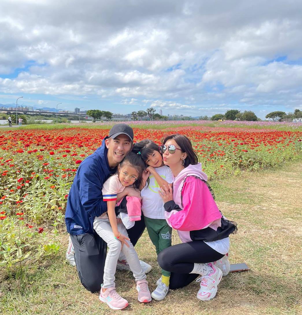 賈靜雯(右)、修杰楷(左起)與兩個女兒咘咘、波妞。圖／摘自臉書