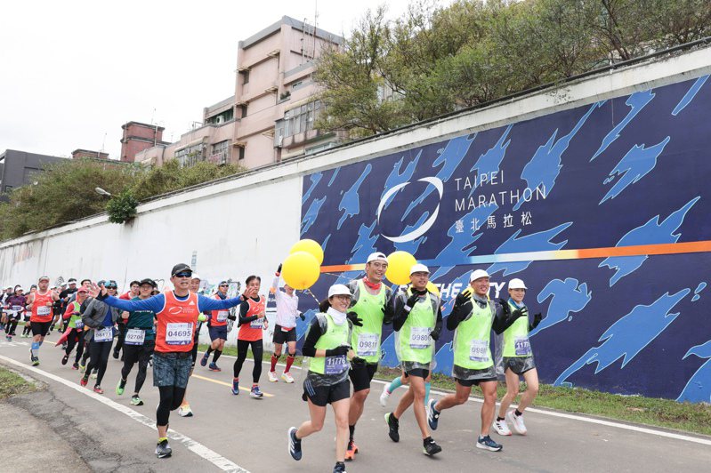 台北馬拉松昨天在8度低溫下開跑。圖／中華路跑協會提供