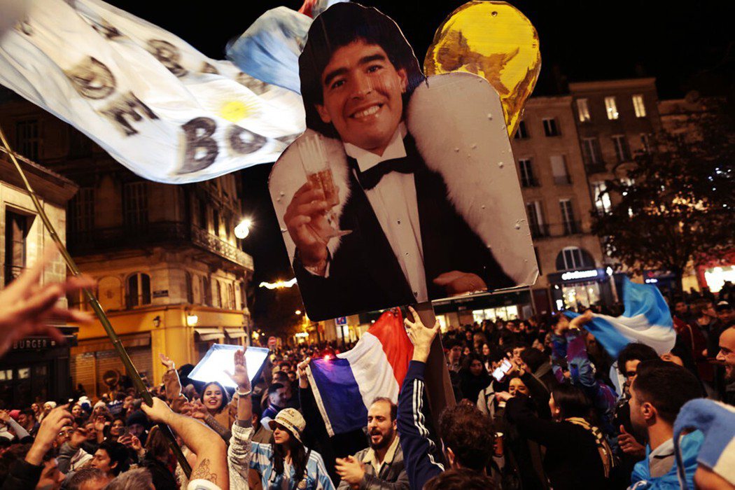 在卡達首都杜哈，湧入大量興奮的阿根廷球迷和法國球迷。 圖／美聯社