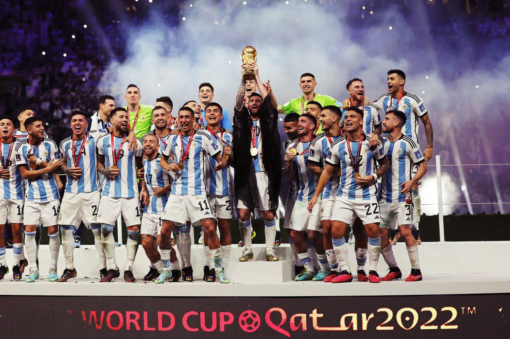 「黃袍加身」的梅西，終於如願舉起了大力神杯，為世界盃史上留下一個最特別的畫面。 ...