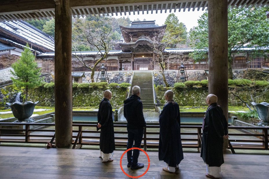 蘋果執行長庫克參觀日本禪寺的照片中，其腳上的拖鞋格外引人注目。
圖擷自Twitter