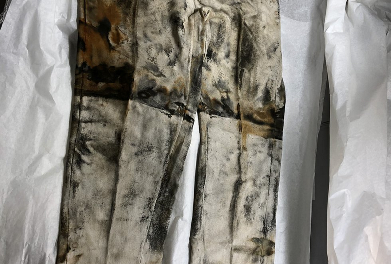 沉船的行李箱中，发现多件留在海底156多年的牛仔裤，而这件牛仔裤辗转被送到拍卖会，以高价344万台币卖出。图撷自(photo:UDN)