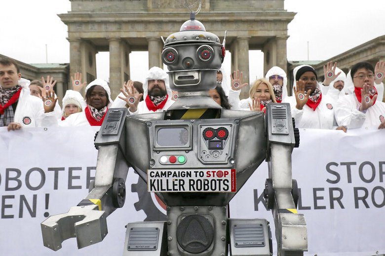 生命未來研究所發表了一封公開信，呼籲聯合國禁止他們所謂的「殺手機器人」（killer robot），這是對自主性武器的另一個稱呼。圖為2019年德國柏林舉行的「阻止殺手機器人」抗議行動。 圖／美聯社