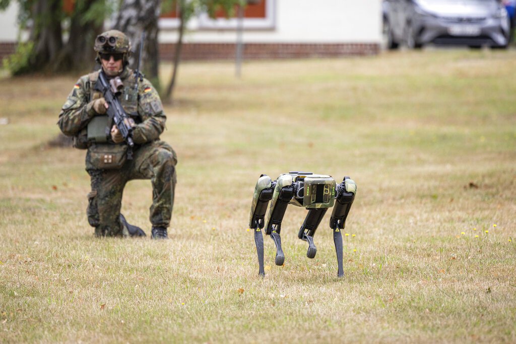 圖為一名擲彈兵和德國聯邦國防軍機器犬「Wolfgang 001」正在演習中。 圖／美聯社