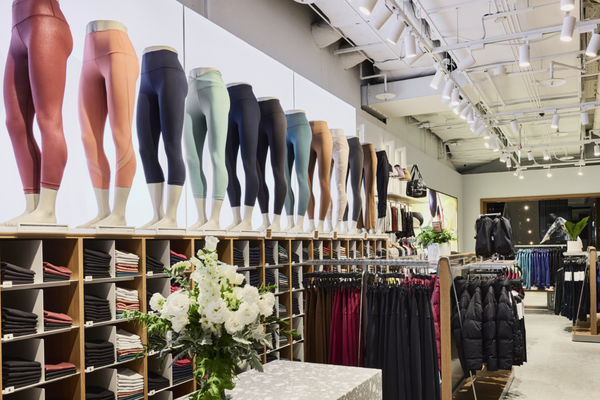 lululemon微風松高店二樓則為女生專屬空間，備有亞洲版及全球版最多女性褲款的選擇。圖／lululemom提供