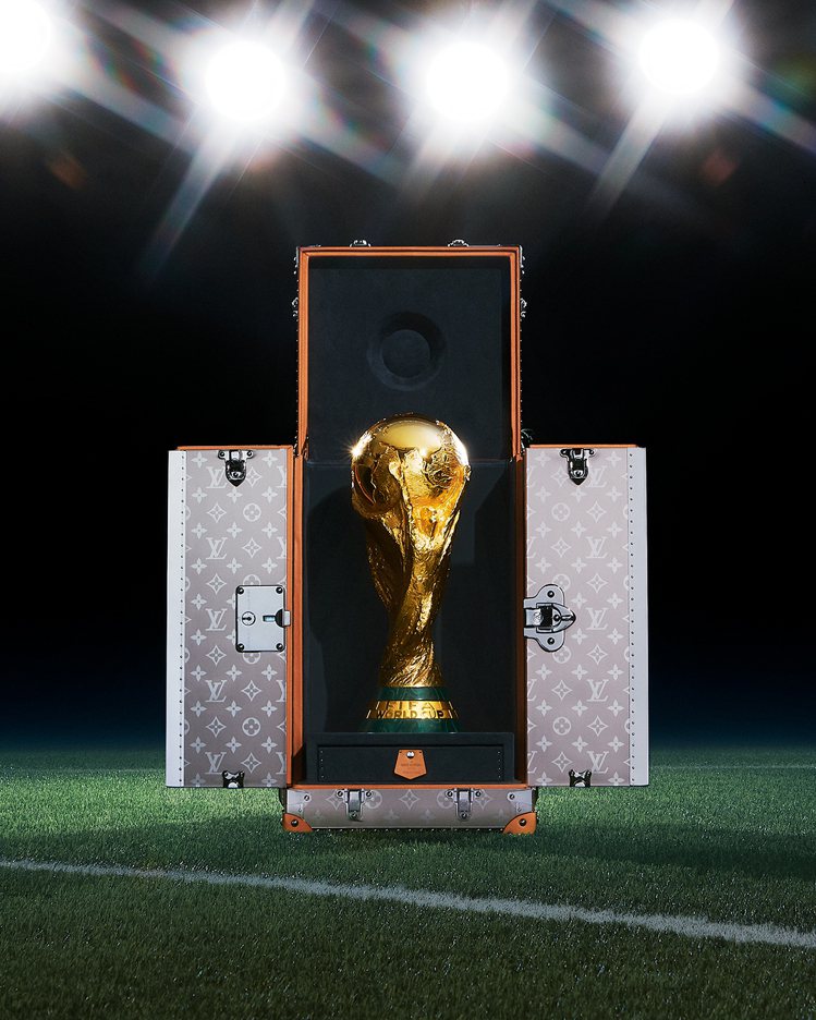 FIFA世界盃獎盃及路易威登為之訂製的鍍鈦特殊硬箱。圖／路易威登提供