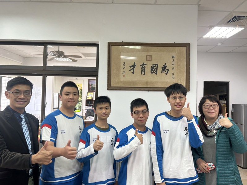 花蓮高中學生王家恩（左二起）、潘柏熏、羅信安及王道一，參加國際奧林匹亞競賽，獲得國手資格，保送台大。圖／花蓮高中提供